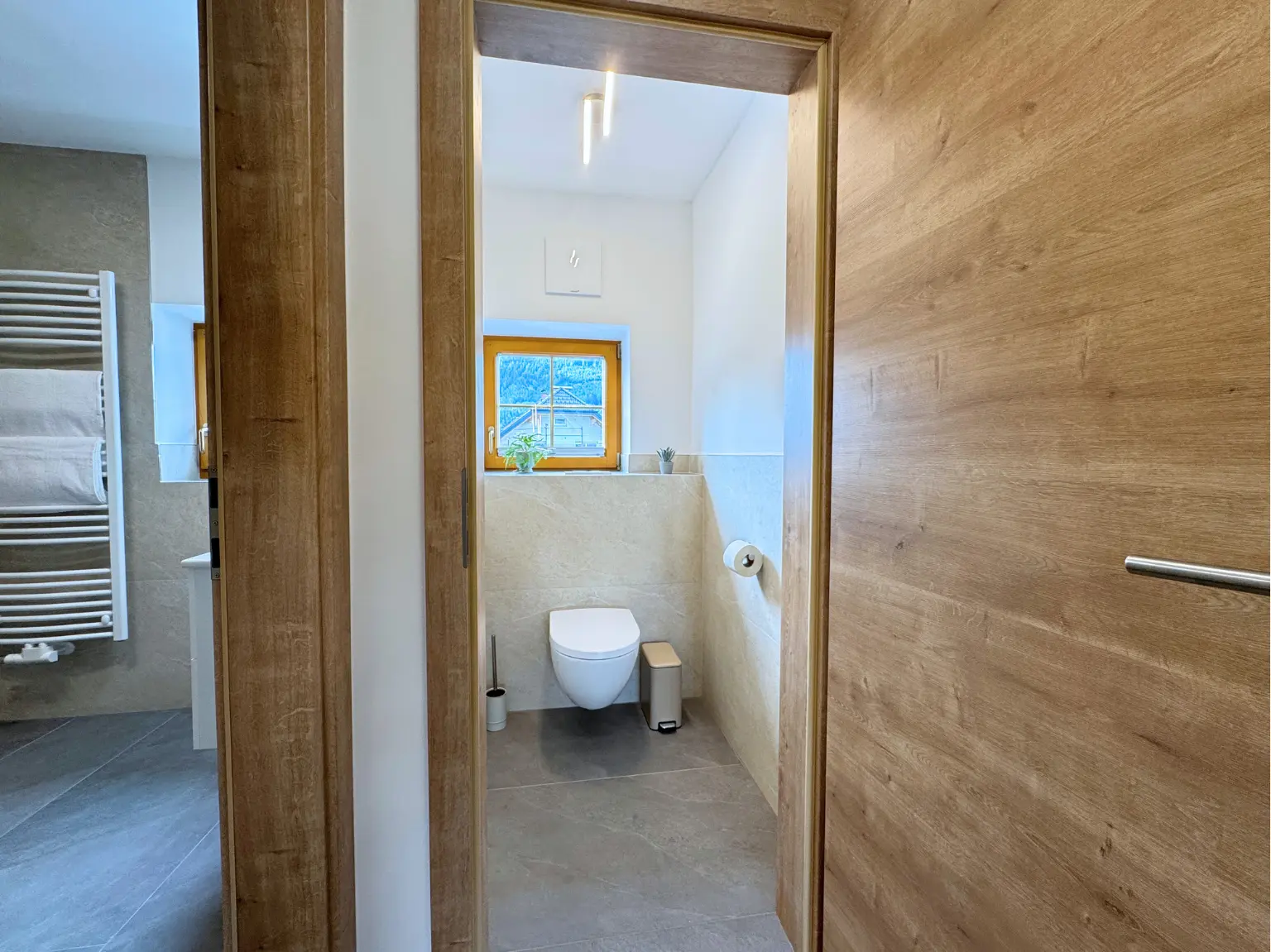 Modernes Badezimmer mit Dusche und WC