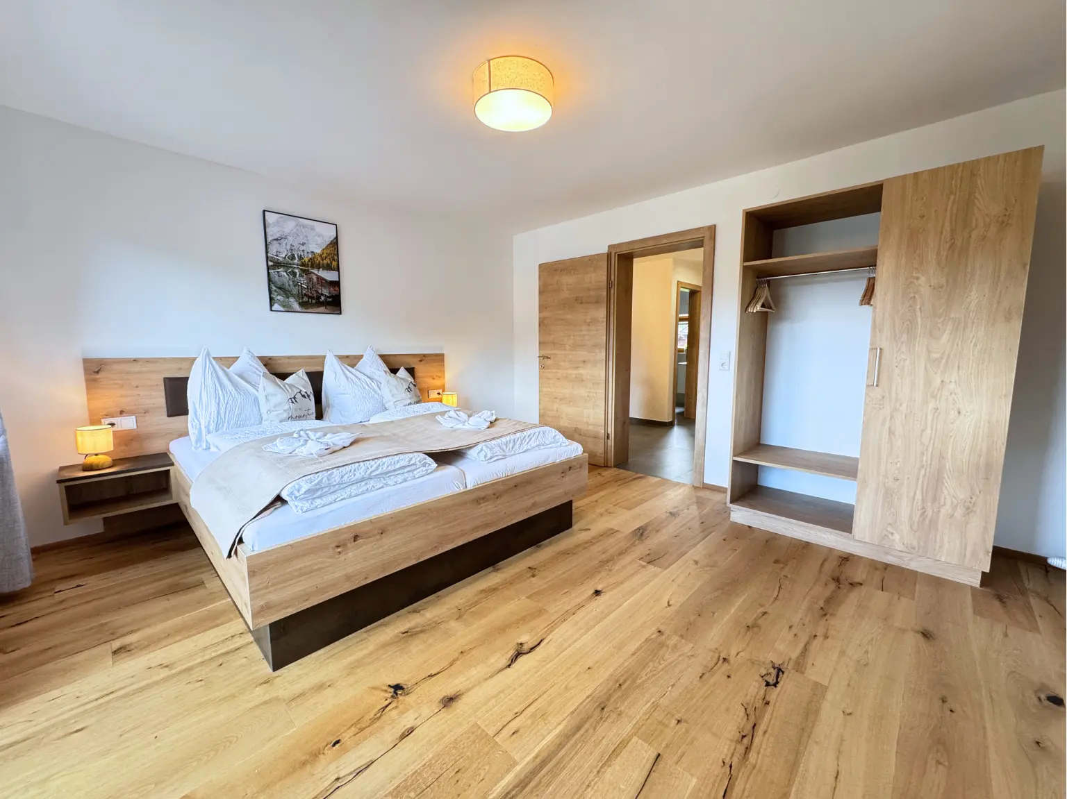 Gemütliches Schlafzimmer mit Holzboden und Kleiderschrank