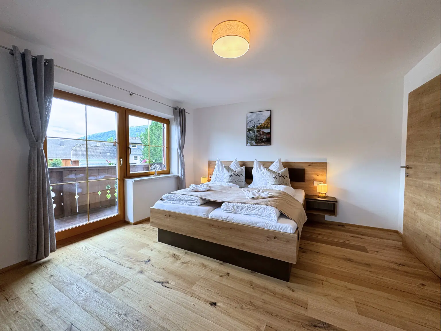 Schlafzimmer mit Balkontür und Blick auf die Umgebung