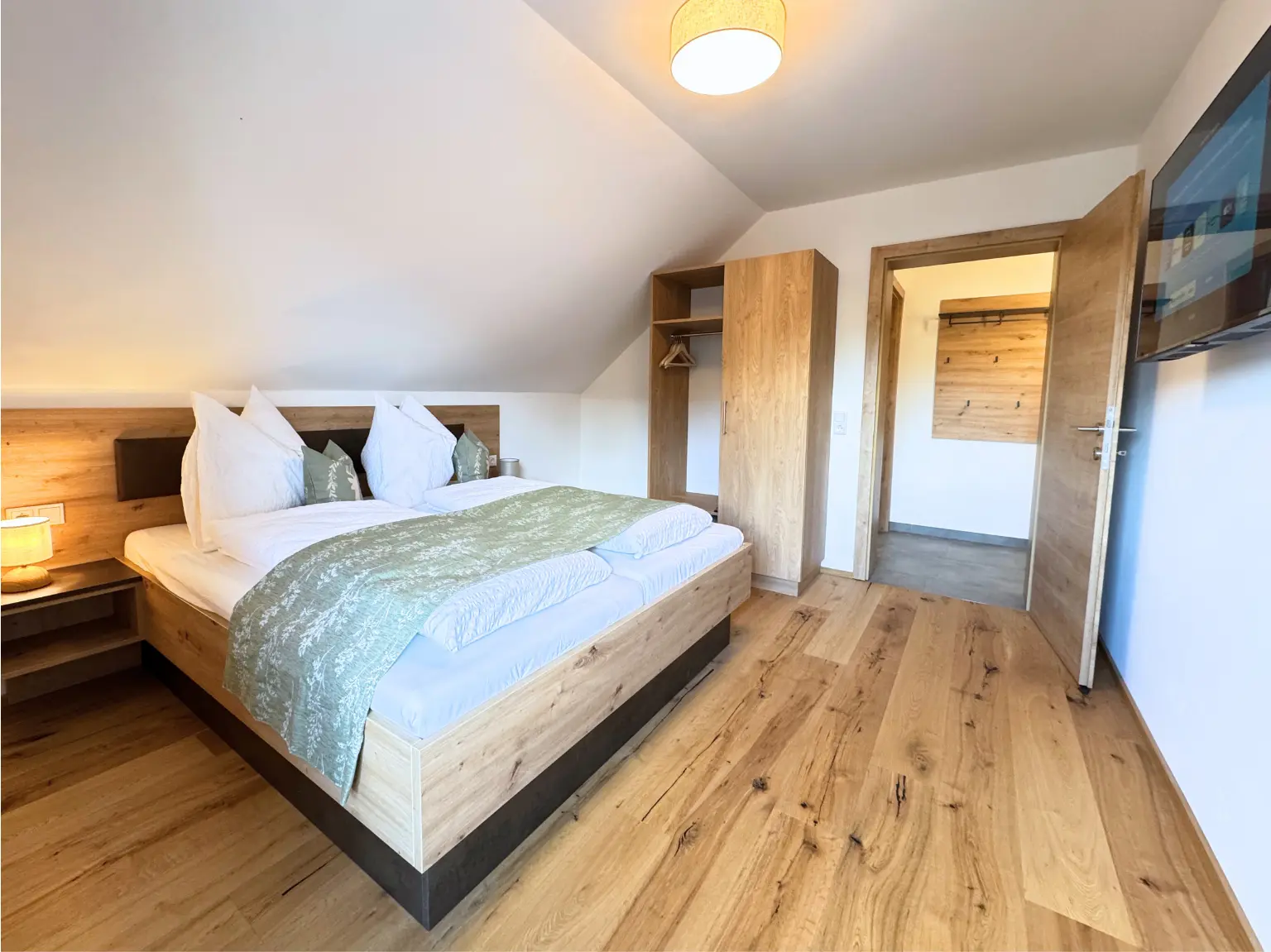 Schlafzimmer mit Kleiderschrank und Blick in den Flur