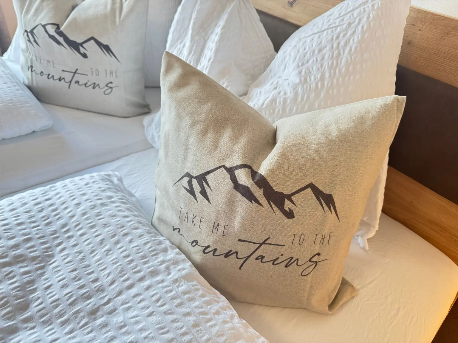 Detailaufnahme der dekorativen Kissen auf dem Doppelbett