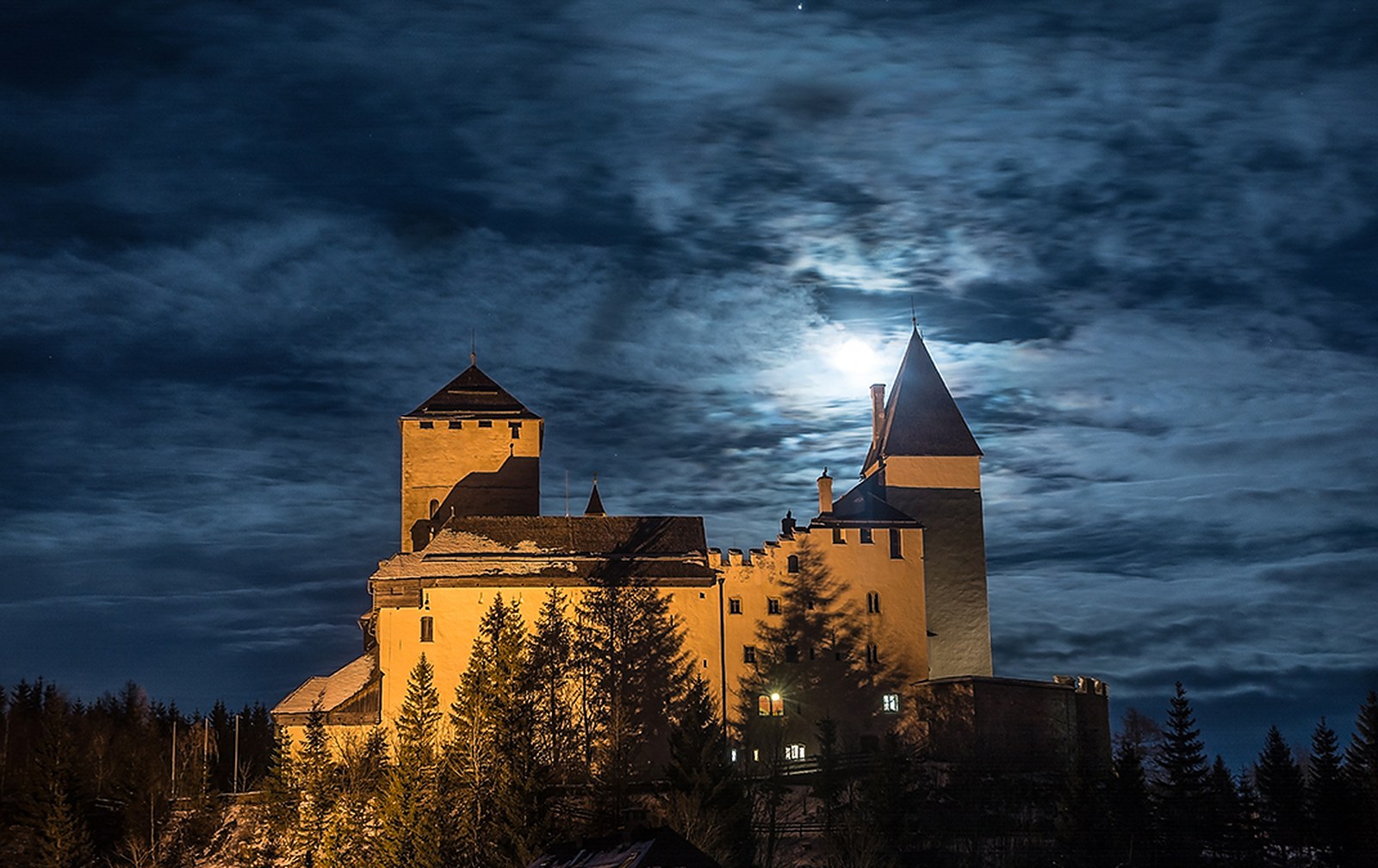 Burg Mauterndorf bei Nacht, beleuchtet über dem Ort im Salzburger Lungau