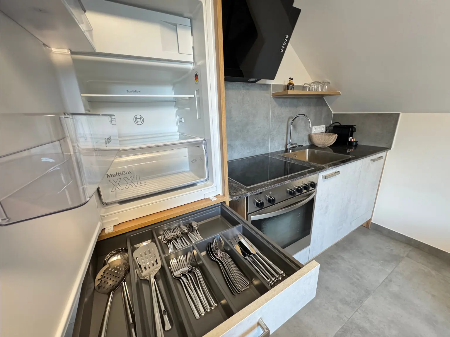 Küchenzeile mit Backofen, Kühlschrank und Besteckschublade