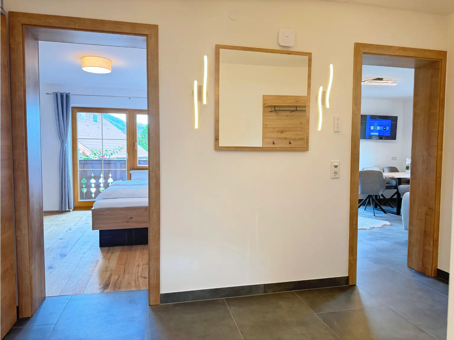 Flur mit Blick in die Zimmer des 82 m² Apartments