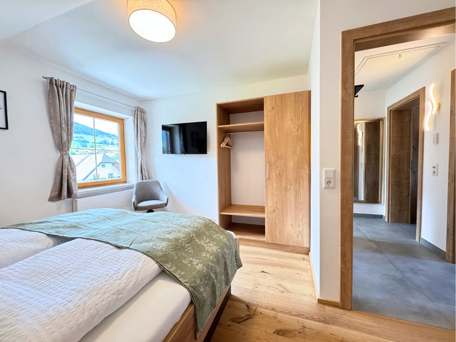 Schlafzimmer mit Fenster, Bergblick und Kleiderschrank